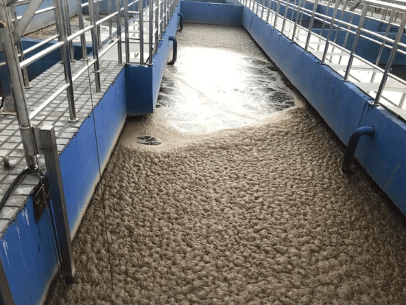 （圖：污水處理泡沫）