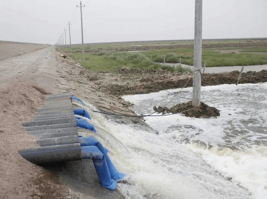 （圖：工業(yè)廢水處理現(xiàn)場(chǎng)）