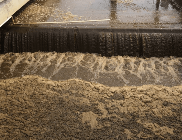 （圖：工業(yè)污水起泡沫現(xiàn)場(chǎng)）