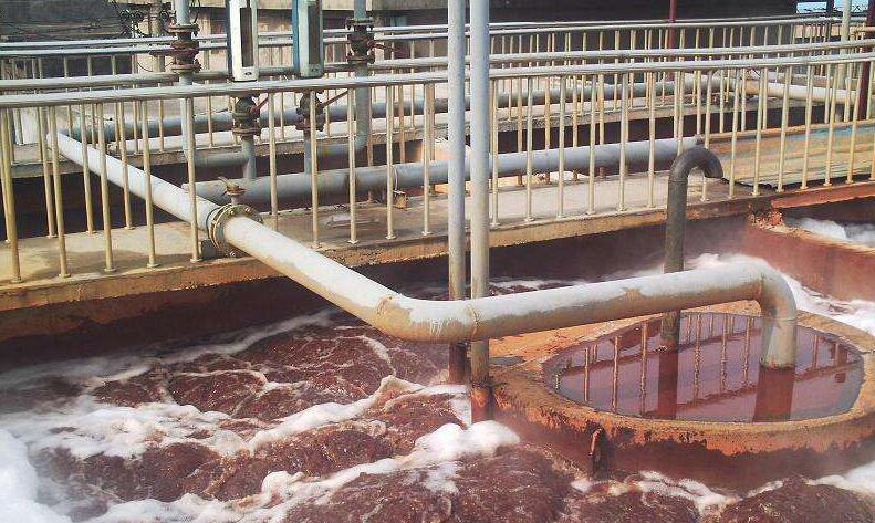 (圖:紡織印染廢水起泡)